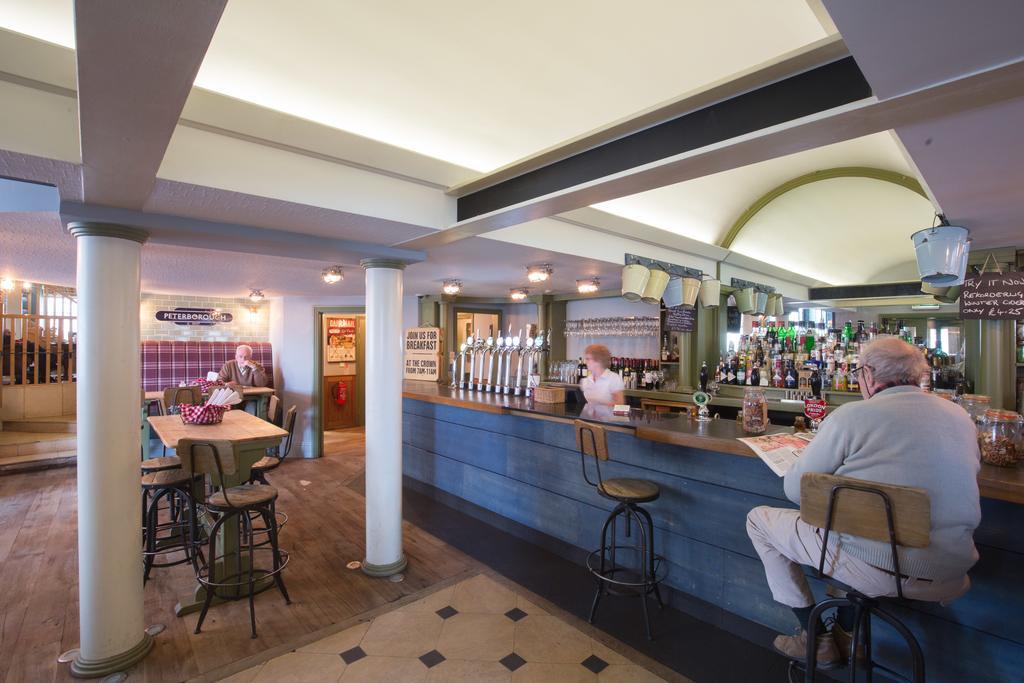 Crown Hotel スタンフォード エクステリア 写真